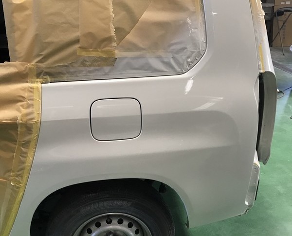 泉大津市 トヨタプロボックス リヤフェンダー鈑金塗装